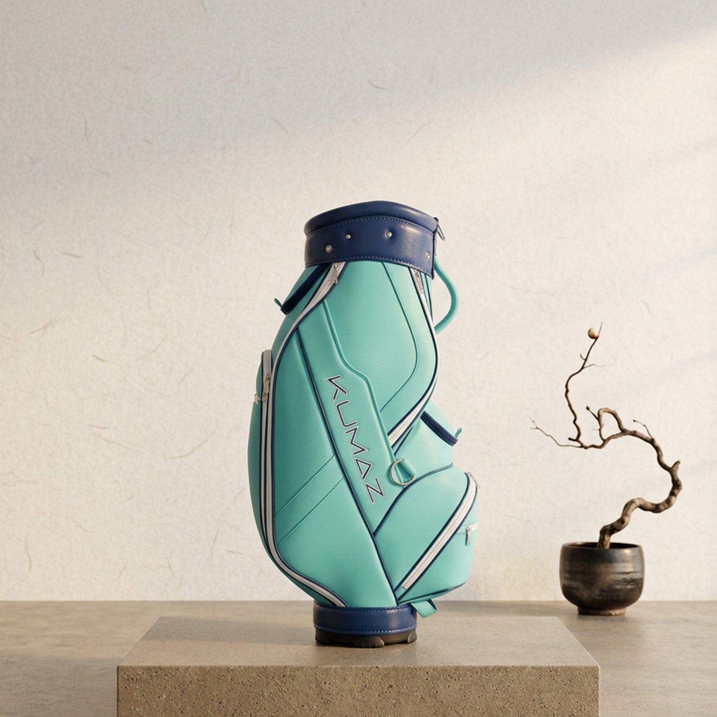 Bolsa de Golf Kumaz KGB01 Aqua Blue sobre bloque de concreto minimalista