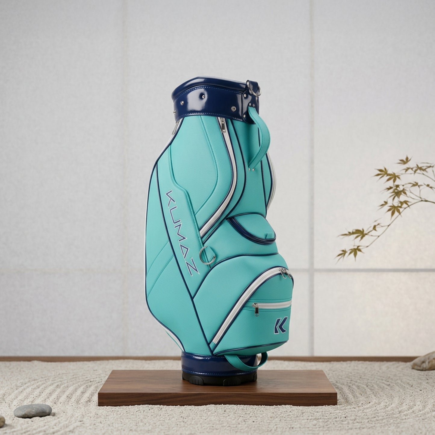 Bolsa de Golf Kumaz KGB01 Aqua Blue sobre tabla de madera con arena alrededor