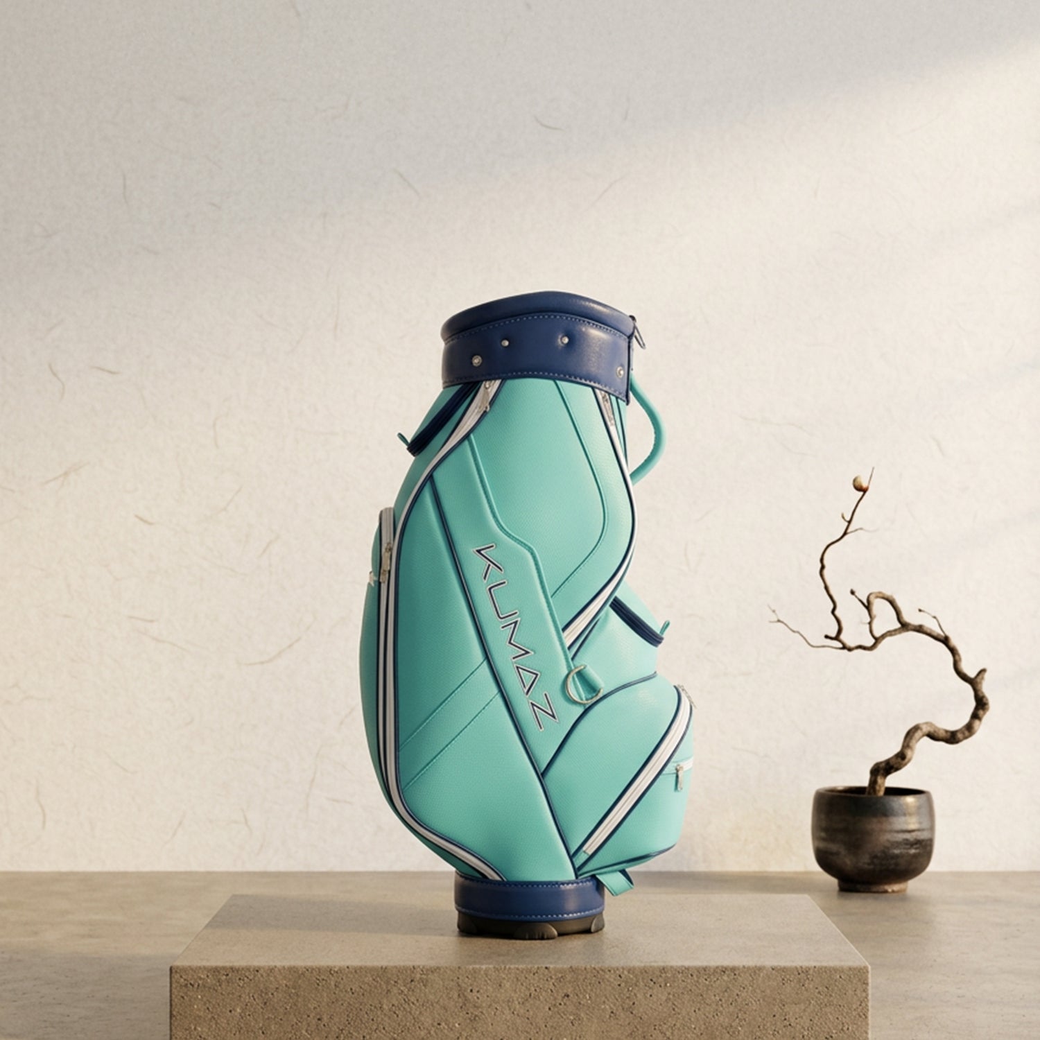 Bolsa de Golf Kumaz KGB01 Aqua Blue sobre bloque de concreto minimalista